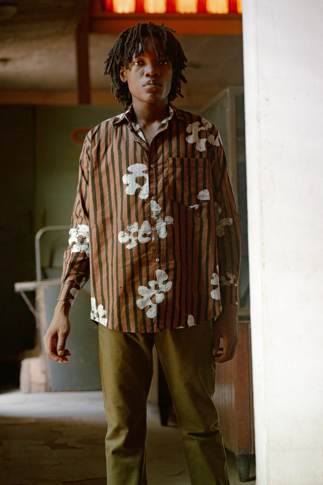 Bula Shirt in Ruga print, oversized fit, indoor setting in a bright doorway.