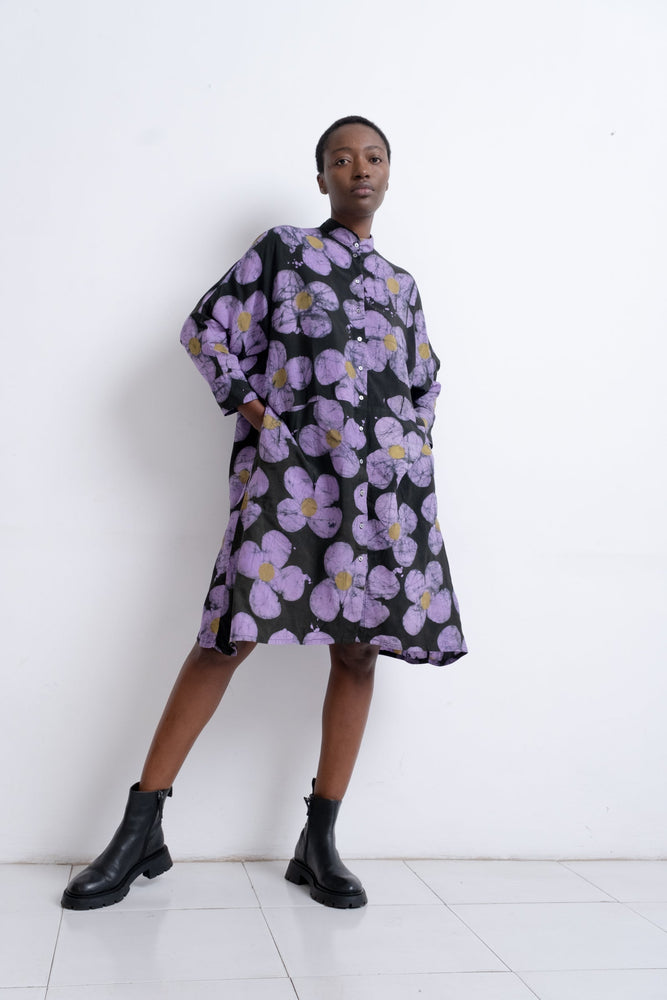 Para Dress in Love Perfect Print with mandarin collar, batwing sleeves, and playful purple daisies on black.